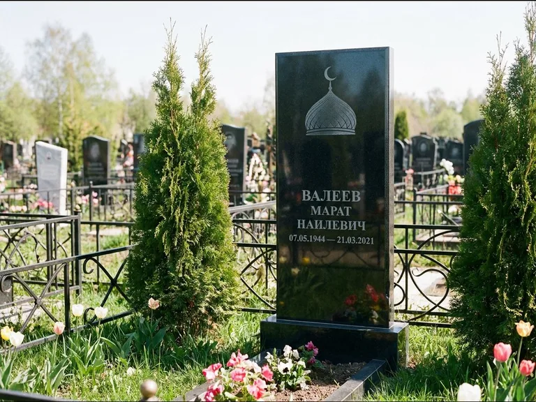Мусульманский памятник с гравировкой мечети — купол с полумесяцем в верхней части, работа «Валеев» в Калининграде