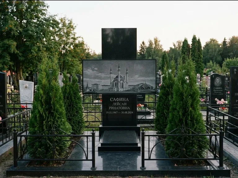Мусульманский памятник с гравировкой мечети — панорама мечети во всю ширину стелы, работа «Сафина» в Калининграде