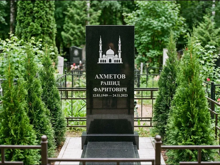 Мусульманский памятник с гравировкой мечети — силуэт мечети с двумя минаретами над именем, работа «Ахметов» в Калининграде
