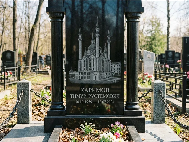 Мусульманский памятник с гравировкой мечети: стела с колоннами-минаретами по бокам — детализированная гравировка мечети Кул-Шариф, гранитные столбики с провисающей цепью, работа «Каримов» в Калининграде