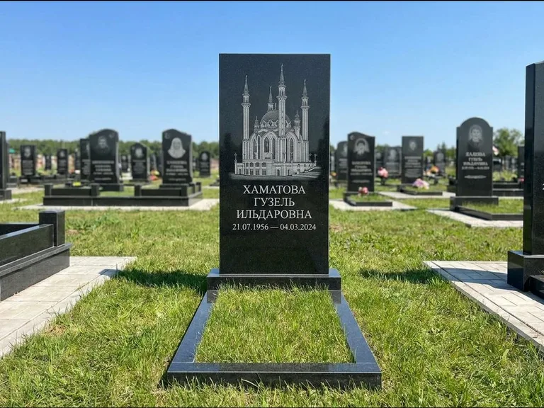 Мусульманский памятник с гравировкой мечети: небольшая скромная одиночная стела — золочёная гравировка мечети, аккуратный участок с газоном, работа «Нигматуллина» в Калининграде