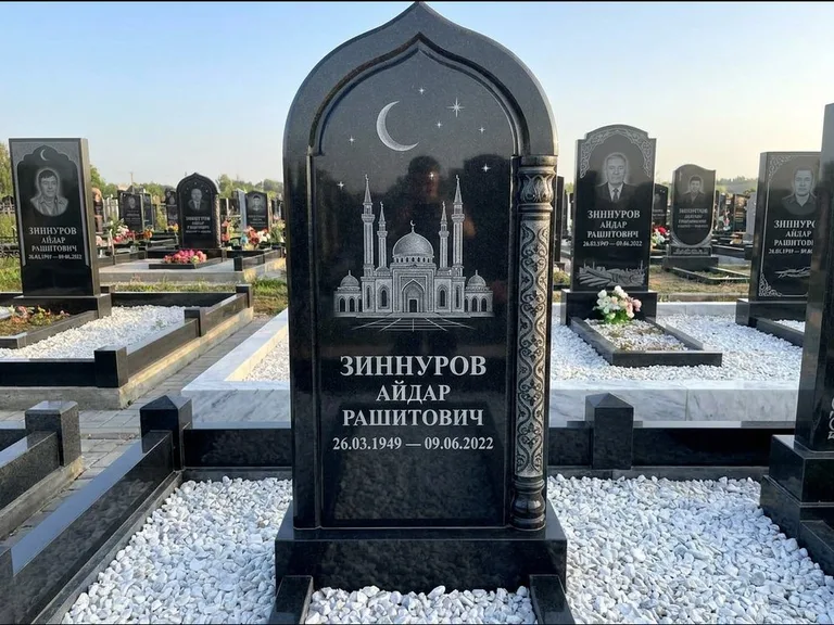 Мусульманский памятник с гравировкой мечети: стела с михраб-верхом и резной боковой колонной — детализированная гравировка мечети Кул-Шариф, белая мраморная крошка, работа «Ахметов» в Калининграде