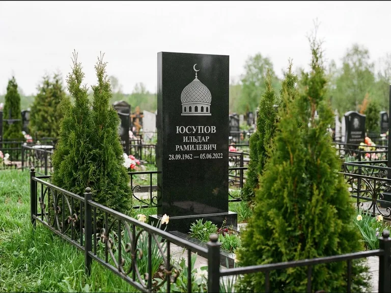 Мусульманский памятник с гравировкой мечети — купол с полумесяцем в верхней части, работа «Юсупов» в Калининграде