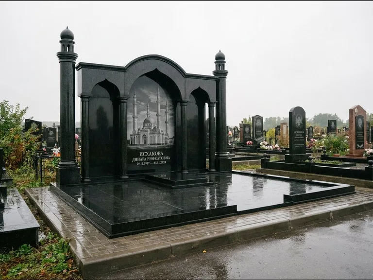 Мусульманский памятник с гравировкой мечети: семейный мемориал с колоннами-минаретами и аркой — золочёная гравировка мечети, большая мощёная площадка, работа «Абдуллаева» в Калининграде