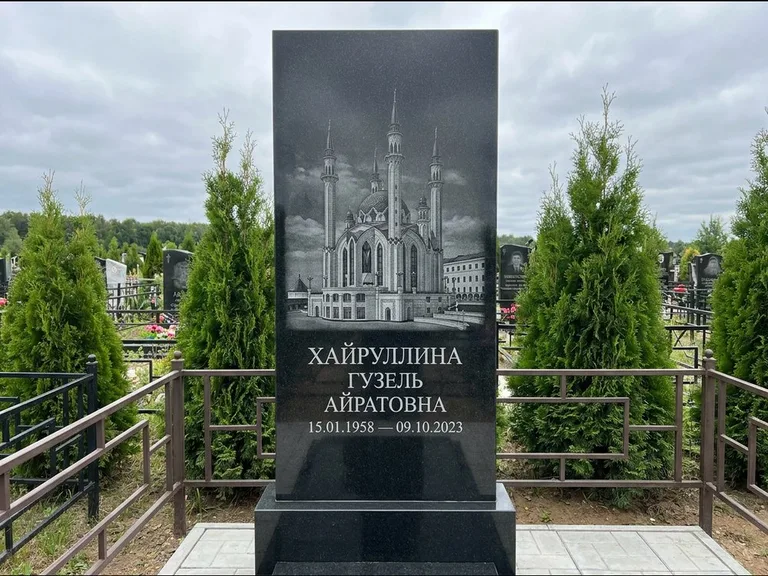 Мусульманский памятник с гравировкой мечети — панорама мечети во всю ширину стелы, работа «Хайруллина» в Калининграде