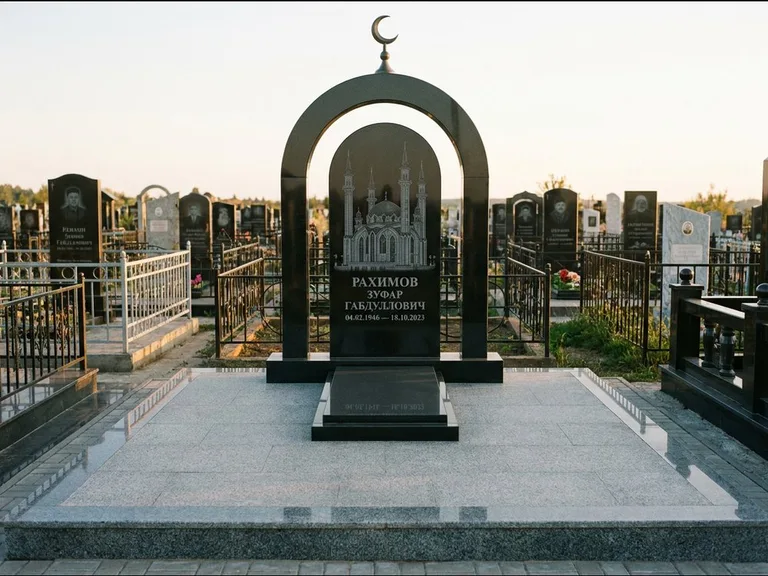 Мусульманский памятник с гравировкой мечети: монументальная стела-арка с полумесяцем на вершине — детализированная гравировка мечети Кул-Шариф, мощёная гранитная площадка с бордюром, работа «Юсупов» в Калининграде