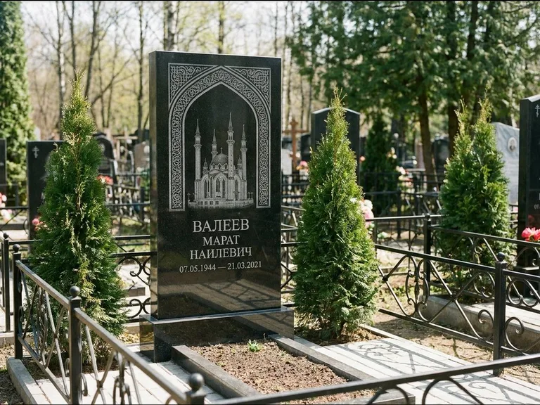 Мусульманский памятник с гравировкой мечети — мечеть в восточной арке с орнаментом, работа «Валеев» в Калининграде