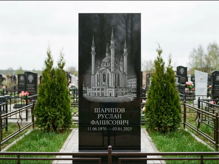 Мусульманский памятник с гравировкой мечети — мечеть Кул-Шариф на обороте стелы, работа «Шарипов» в Калининграде