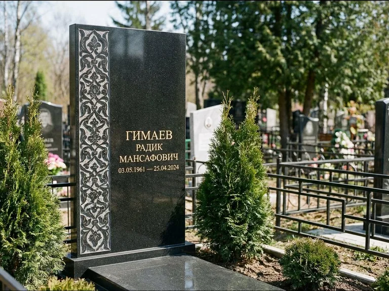 Мусульманский памятник — колонна ислими по краю стелы, работа «Гимаев» в Калининграде