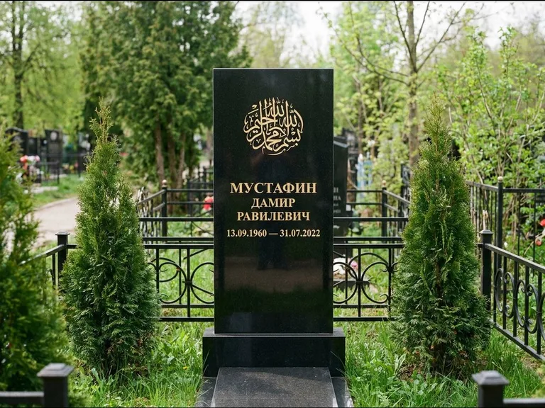 Мусульманский памятник — шахада в верхней части стелы, работа «Мустафин» в Калининграде