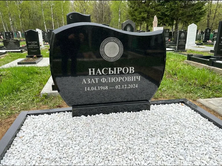 Мусульманский памятник: стела с волнообразным скошенным верхом — гравировка мечети под полумесяцем и звёздами, белая мраморная крошка с бордюром, работа «Насыров» в Калининграде