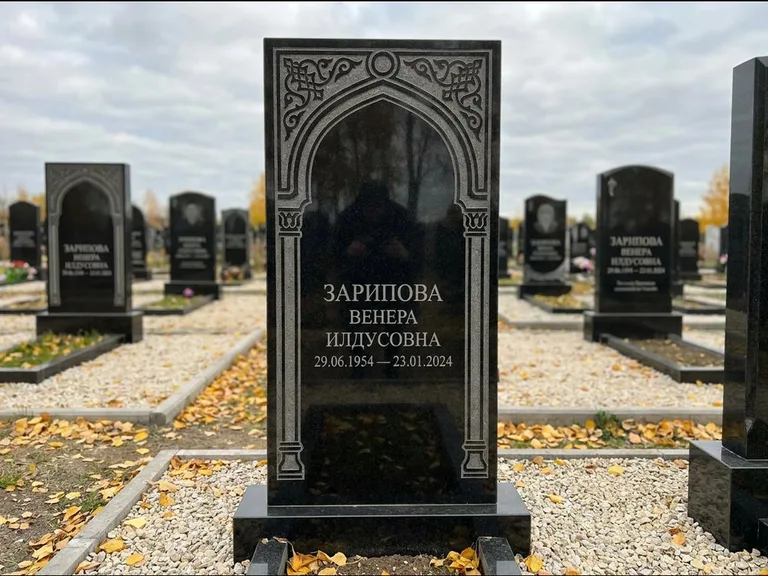 Мусульманский памятник: фигурная стела с михраб-нишей — гравировка мечети в михраб-арке с орнаментом, светлая гравийная отсыпка, работа «Зарипова» в Калининграде