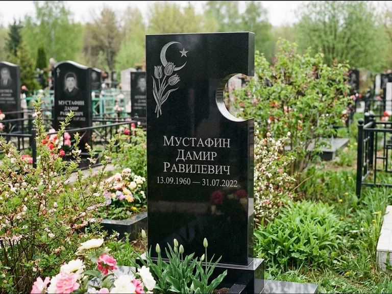 Мусульманский памятник: стела с боковым вырезом в форме полумесяца — гравировка минарета с полумесяцем, низкие кусты в цвету, работа «Мустафин» в Калининграде