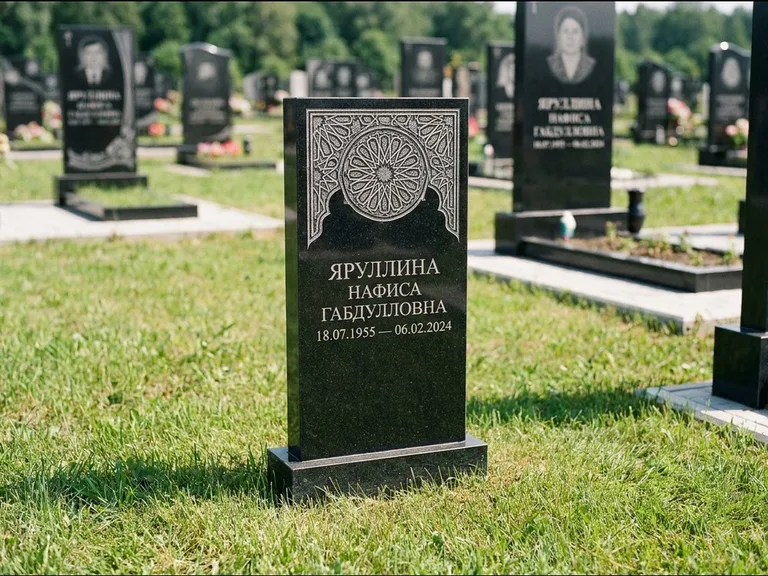 Мусульманский памятник: небольшая скромная невысокая стела — золочёная гравировка мечети, аккуратный участок с газоном, работа «Фахрутдинова» в Калининграде