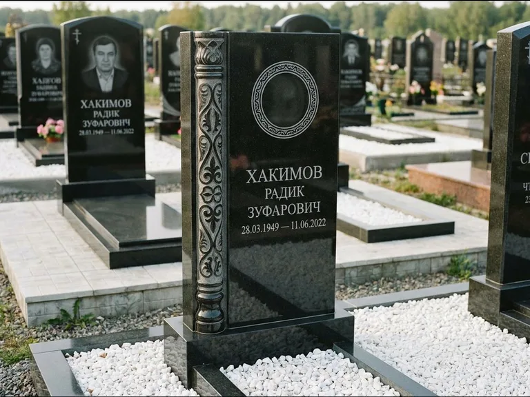 Мусульманский памятник: стела с боковой резной орнаментальной колонной — детализированная гравировка мечети Кул-Шариф, белая мраморная крошка, работа «Хабибуллин» в Калининграде