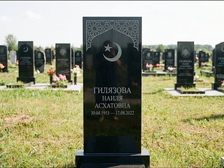 Мусульманский памятник: узкая вертикальная стела-пилон с полумесяцем — гравировка мечети в михраб-арке с орнаментом, открытая лужайка без ограды, работа «Ибрагимова» в Калининграде