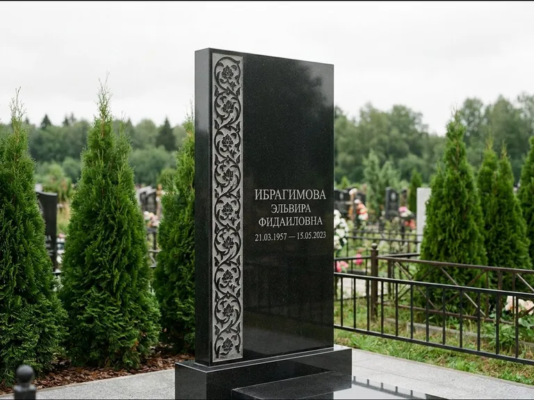 Мусульманский памятник — колонна ислими по краю стелы, работа «Ибрагимова» в Калининграде