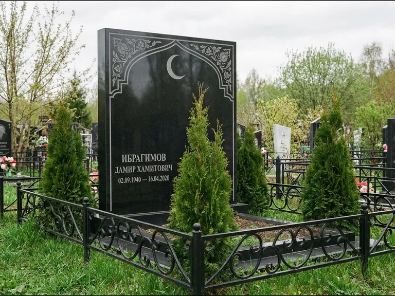 Памятник с гравировкой полумесяца — гравировка полумесяца в восточной арке с орнаментом, работа «Ибрагимов» в Калининграде