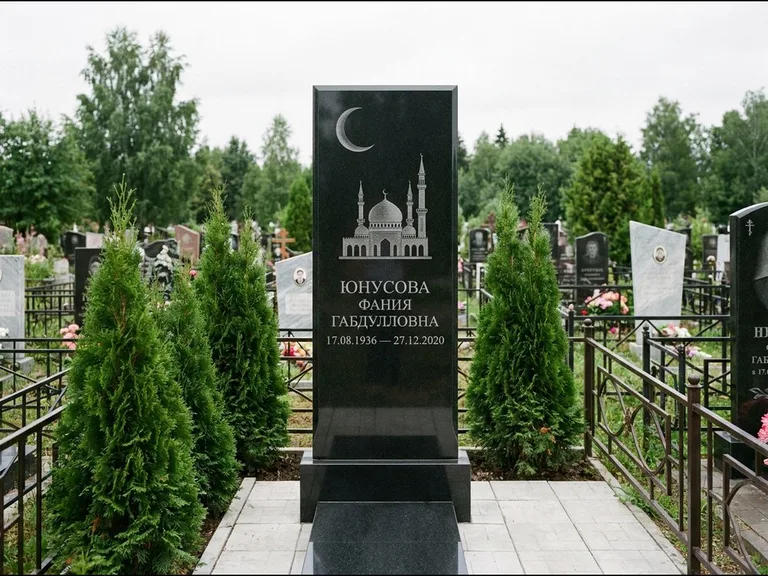 Памятник с гравировкой полумесяца — гравировка полумесяца над силуэтом мечети, работа «Юнусова» в Калининграде