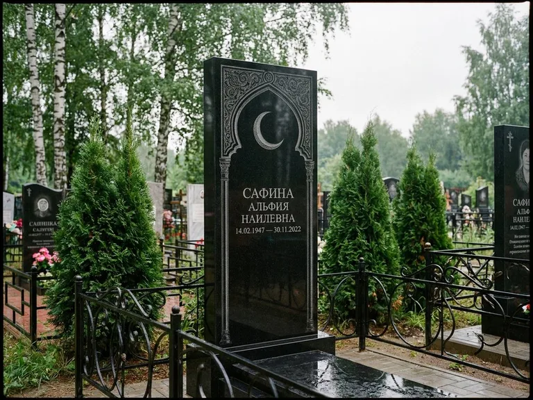 Памятник с гравировкой полумесяца — гравировка полумесяца в восточной арке с орнаментом, работа «Сафина» в Калининграде
