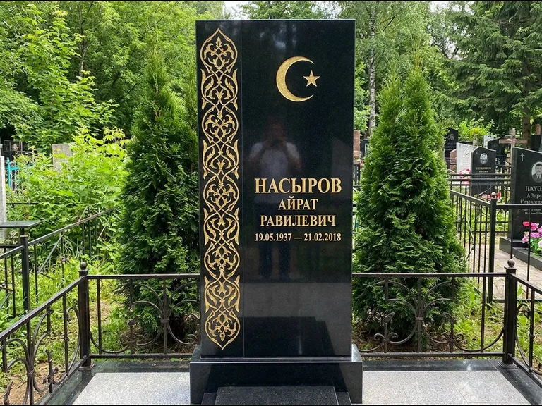 Памятник с гравировкой полумесяца — золочёный полумесяц и колонна растительного орнамента-ислими, работа «Насыров» в Калининграде