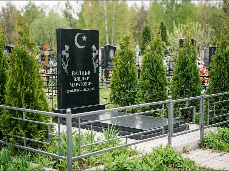 Памятник с гравировкой полумесяца — гравировка полумесяца со звездой и тюльпанами по бокам, работа «Валиев» в Калининграде