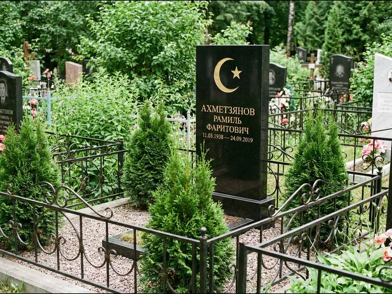 Памятник с гравировкой полумесяца — золочёная гравировка полумесяца со звездой в верхней части с, работа «Ахметзянов» в Калининграде