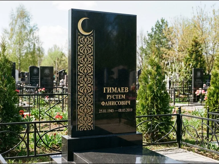 Памятник с гравировкой полумесяца — золочёный полумесяц и колонна растительного орнамента-ислими, работа «Гимаев» в Калининграде