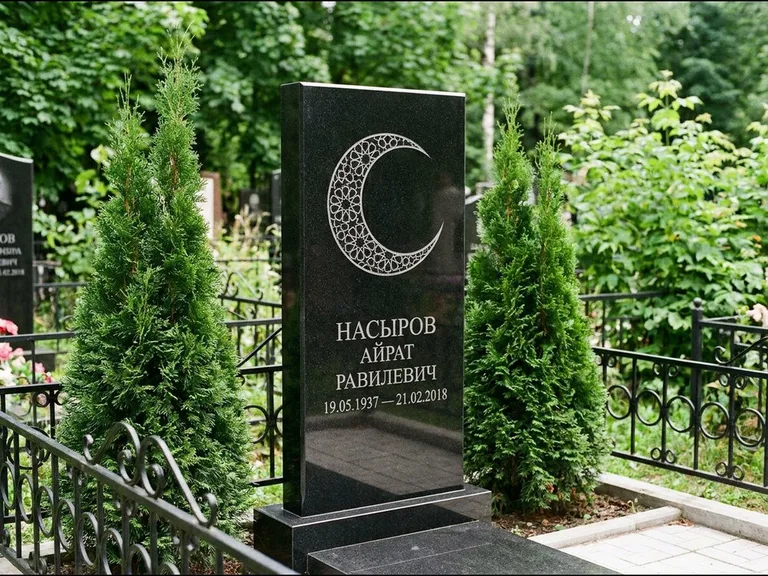 Памятник с гравировкой полумесяца — гравировка полумесяца в геометрическом орнаменте-гирихе, работа «Насыров» в Калининграде