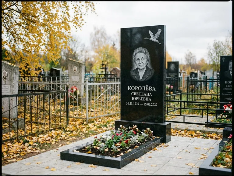 Памятник с гравировкой журавлей — белая гравировка клина журавлей, уходящего в верхний угол ст, работа «Королёва» в Калининграде