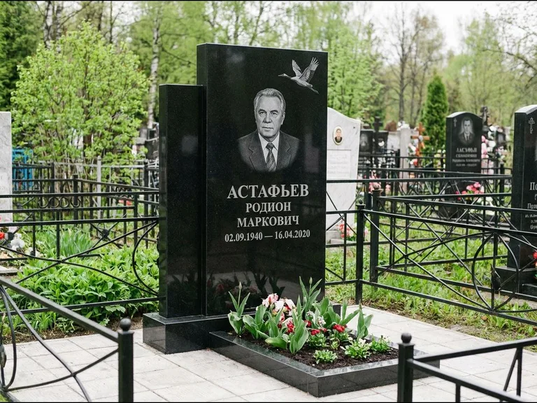 Памятник с гравировкой журавлей — гравировка одиночного летящего журавля над портретом, работа «Астафьев» в Калининграде