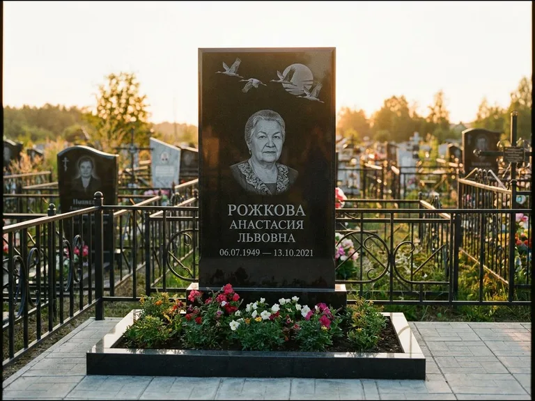 Памятник с гравировкой журавлей — гравировка клина журавлей на фоне солнечного диска, работа «Рожкова» в Калининграде