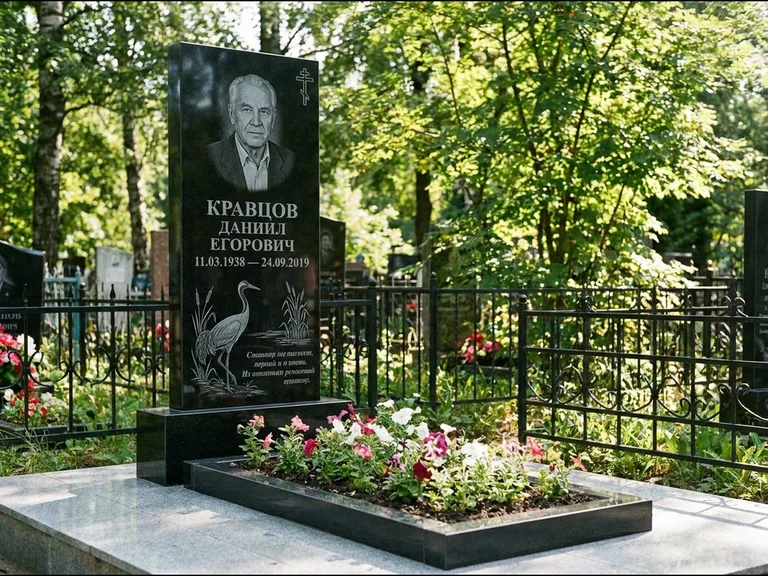 Памятник с гравировкой журавлей — гравировка журавля у камышей рядом с эпитафией, работа «Кравцов» в Калининграде