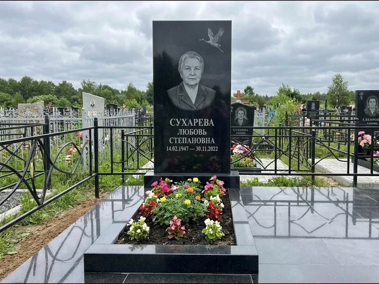 Памятник с гравировкой журавлей — гравировка одиночного летящего журавля над портретом, работа «Сухарева» в Калининграде