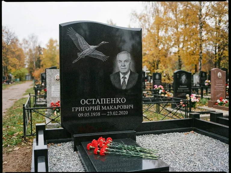 Памятник с гравировкой журавлей — гравировка журавлей, работа «Остапенко» в Калининграде