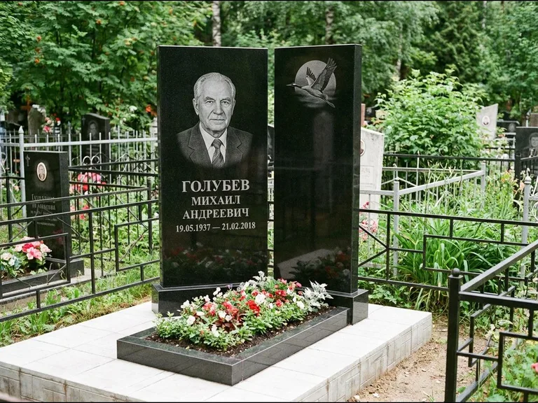 Памятник с гравировкой журавлей — гравировка клина журавлей на фоне солнечного диска, работа «Голубев» в Калининграде