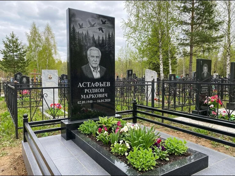 Памятник с гравировкой журавлей — гравировка силуэтов журавлей над еловым лесом, работа «Астафьев» в Калининграде