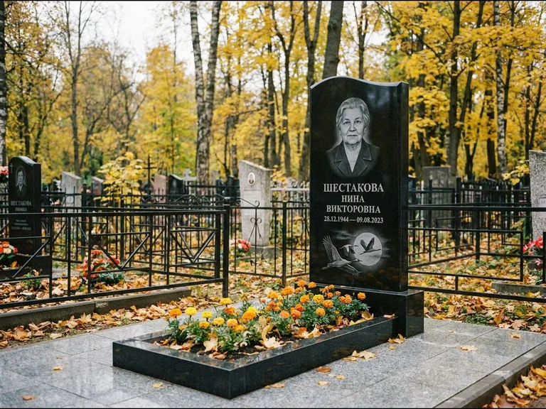 Памятник с гравировкой журавлей — гравировка клина журавлей на фоне солнечного диска, работа «Шестакова» в Калининграде