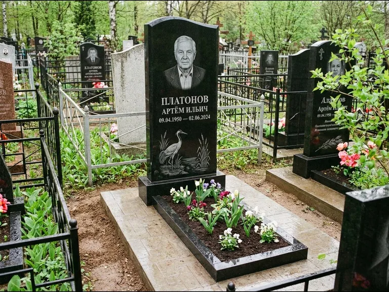 Памятник с гравировкой журавлей — гравировка журавля у камышей рядом с эпитафией, работа «Платонов» в Калининграде