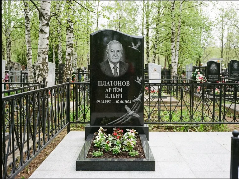 Памятник с гравировкой журавлей — гравировка трёх журавлей по диагонали через свободное поле с, работа «Платонов» в Калининграде
