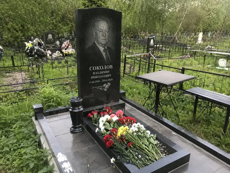 Гранитный памятник с портретом на Славянском кладбище в Краснодаре