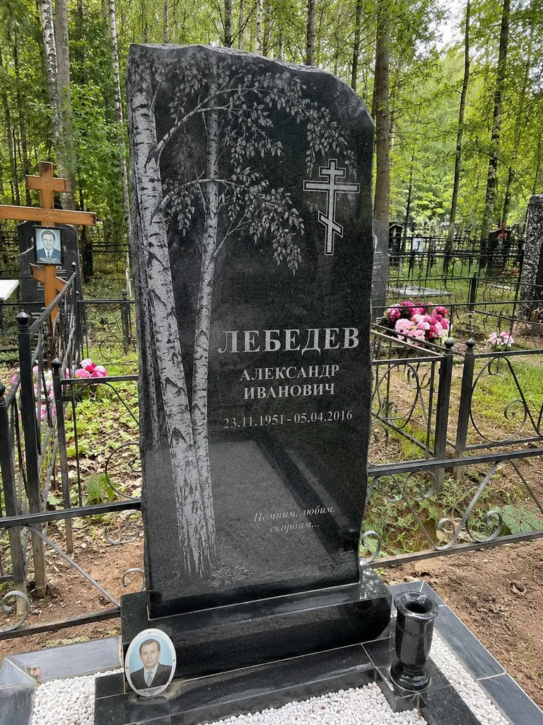 Памятник с художественной гравировкой на Славянском кладбище