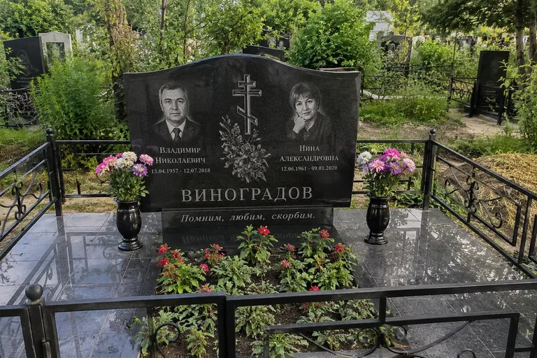 Семейный гранитный памятник с оградой на Славянском кладбище