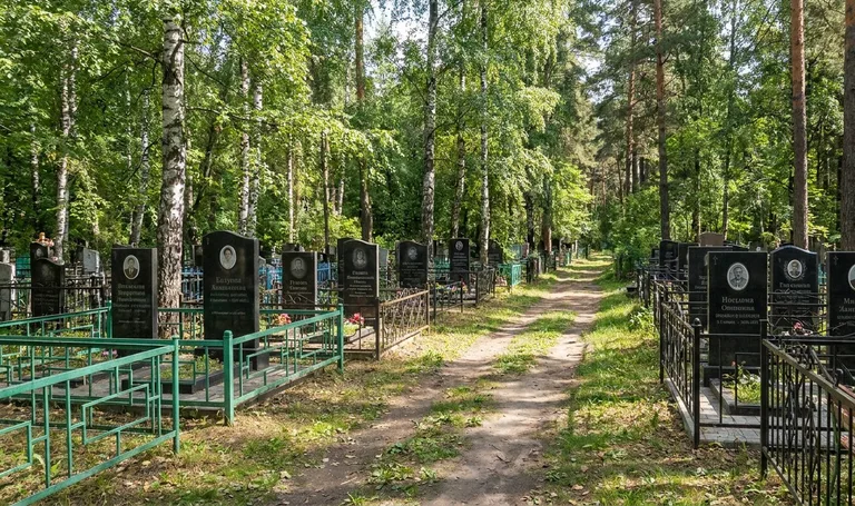 Аллея на кладбище Ячнево в Белгороде