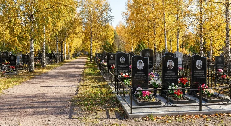 Аллея на Северном кладбище в Екатеринбурге
