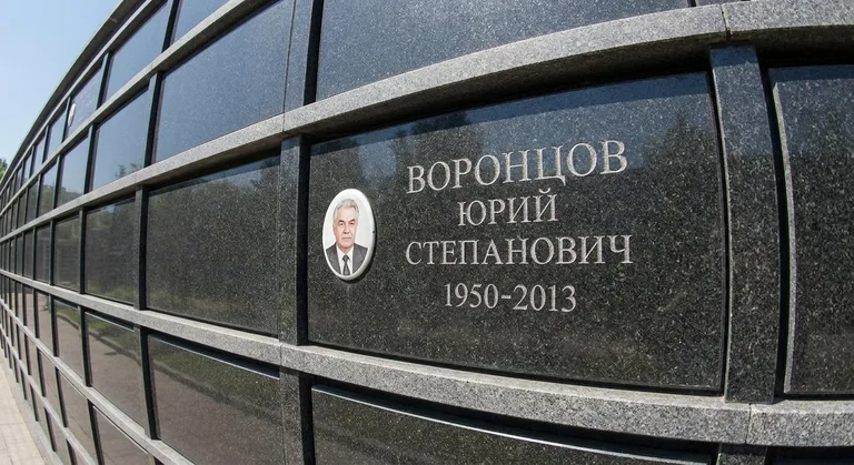 Плита на нишу колумбария на Сибирском кладбище