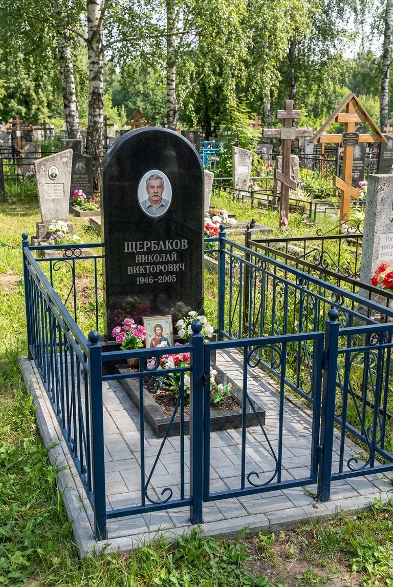 Памятник с оградой на Восточном кладбище