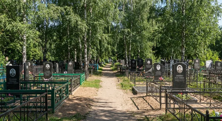 Аллея на Восточном кладбище в Екатеринбурге