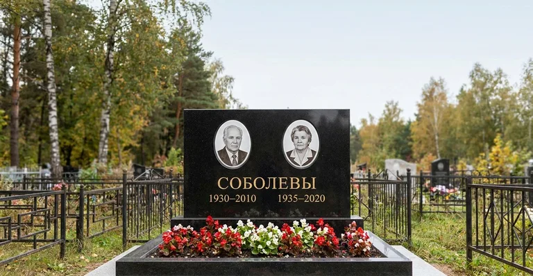 Мраморный памятник, Памятники мастерской «Мастер Каменев» на кладбищах Калининграда