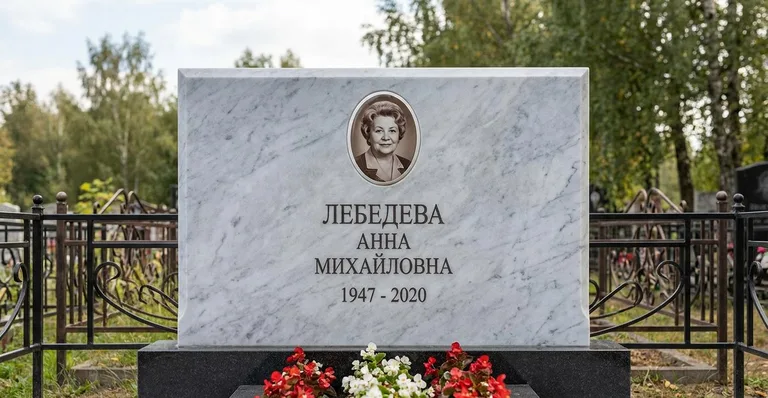 Памятник с цветником, Памятники мастерской «Мастер Каменев» на кладбищах Калининграда